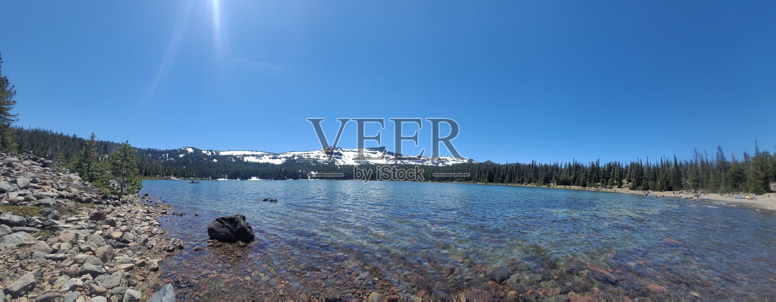 鸟瞰被茂密的树木和山脉包围的湖泊照片摄影图片