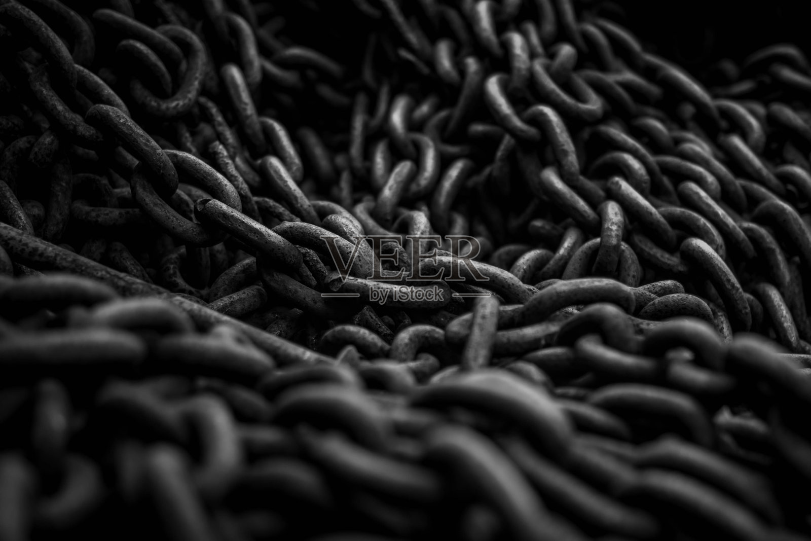 黑暗中沉重生锈的铁链的纹理照片摄影图片