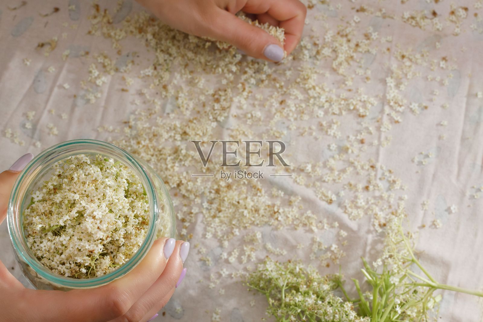 女人的双手，准备着天然的柠檬水。从上面拍摄，田园般的氛围照片摄影图片