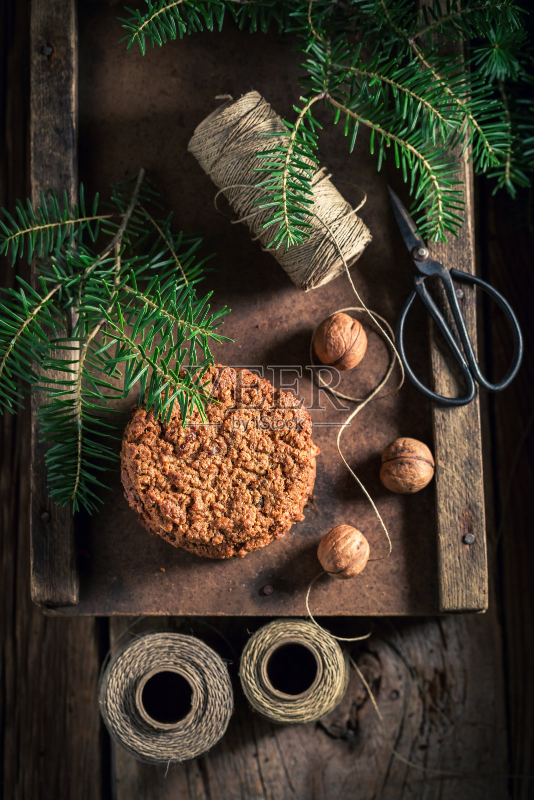 为圣诞节自制美味的坚果巧克力饼干。照片摄影图片