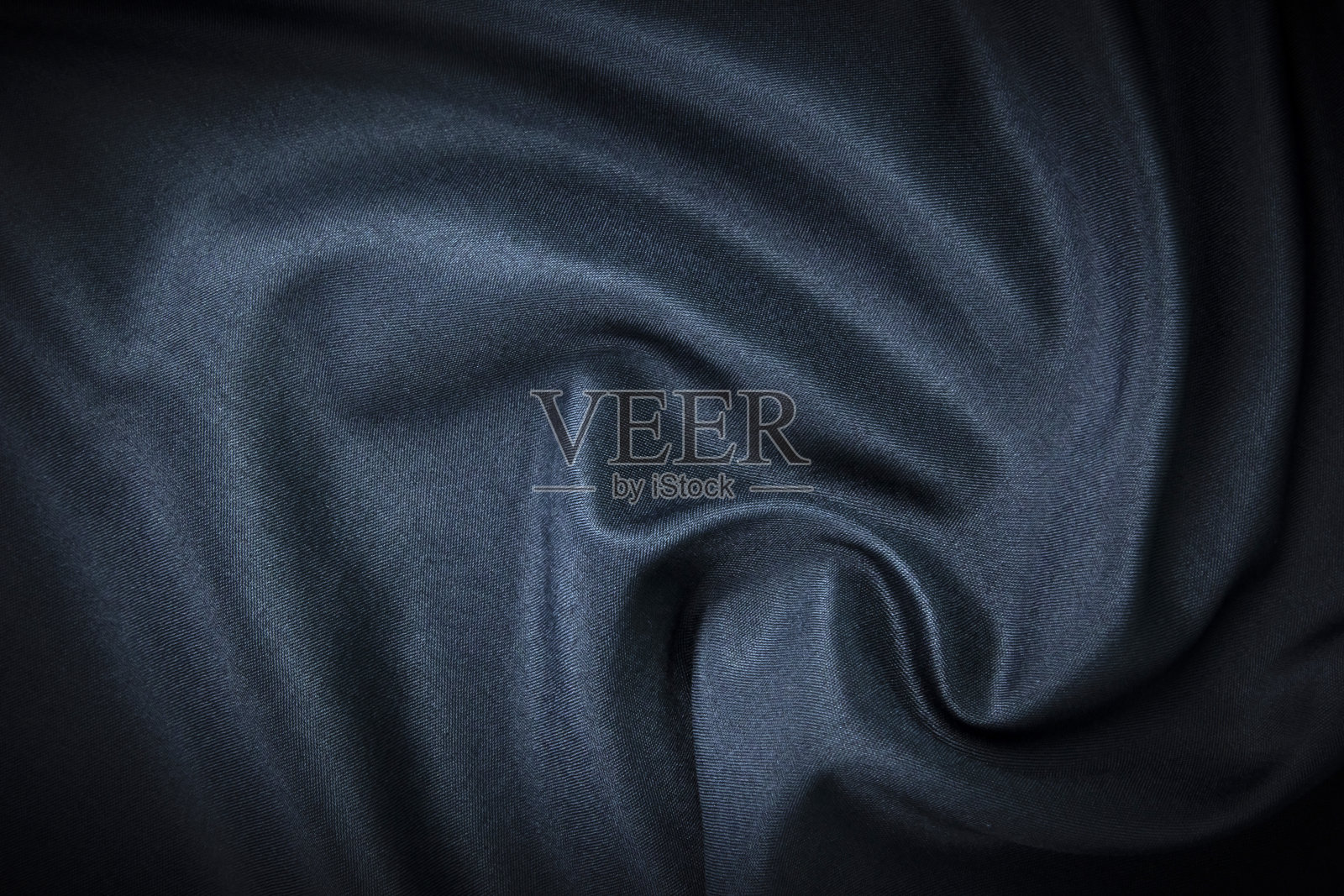 一个黑色的现代缎面纹理墙纸和背景。奢华光滑的蓝色丝绸和缎面面料概念。照片摄影图片