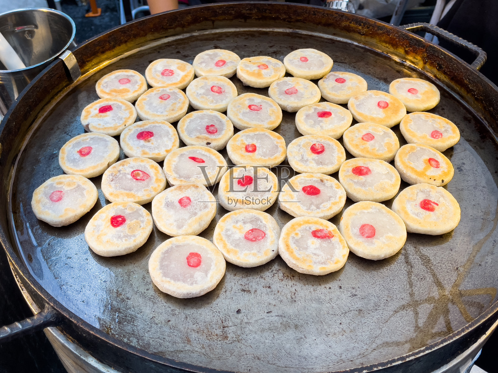 锅里装满了草莓果冻蛋糕照片摄影图片