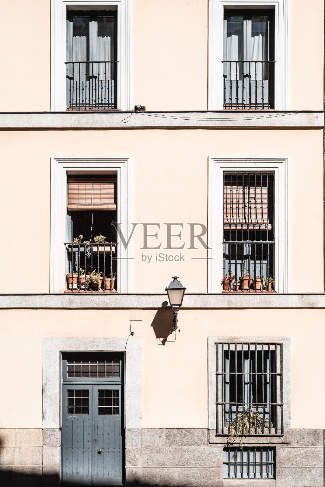 马德里市中心的旧住宅建筑的外立面照片摄影图片