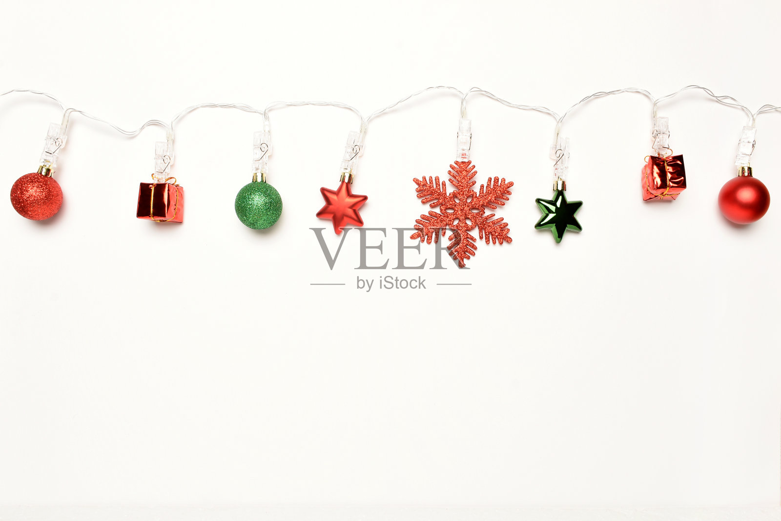 白色背景的圣诞灯饰照片摄影图片