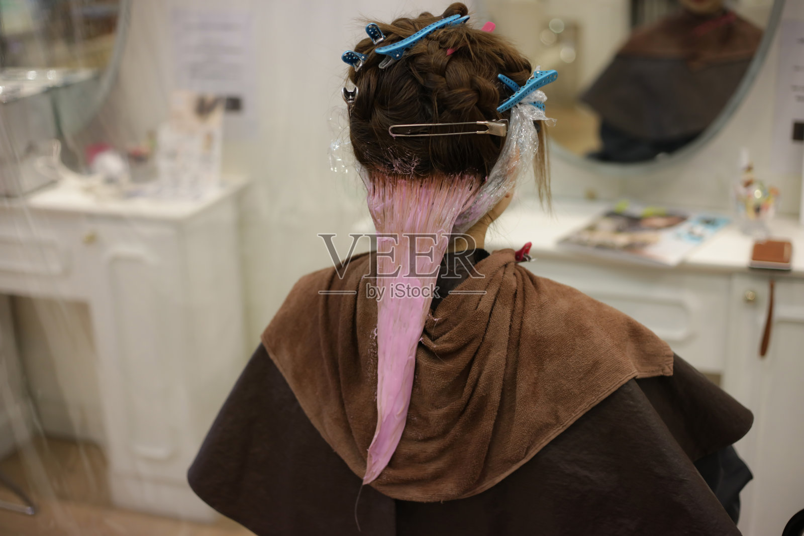 女人用发夹夹住头发照片摄影图片