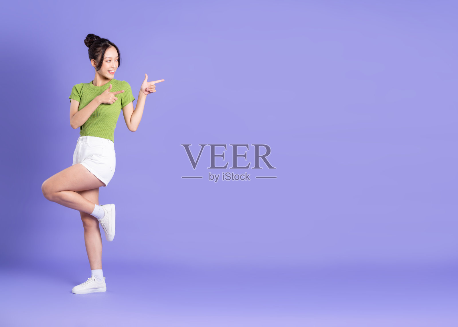 美丽的亚洲女孩在粉色背景上摆姿势的全身图像照片摄影图片