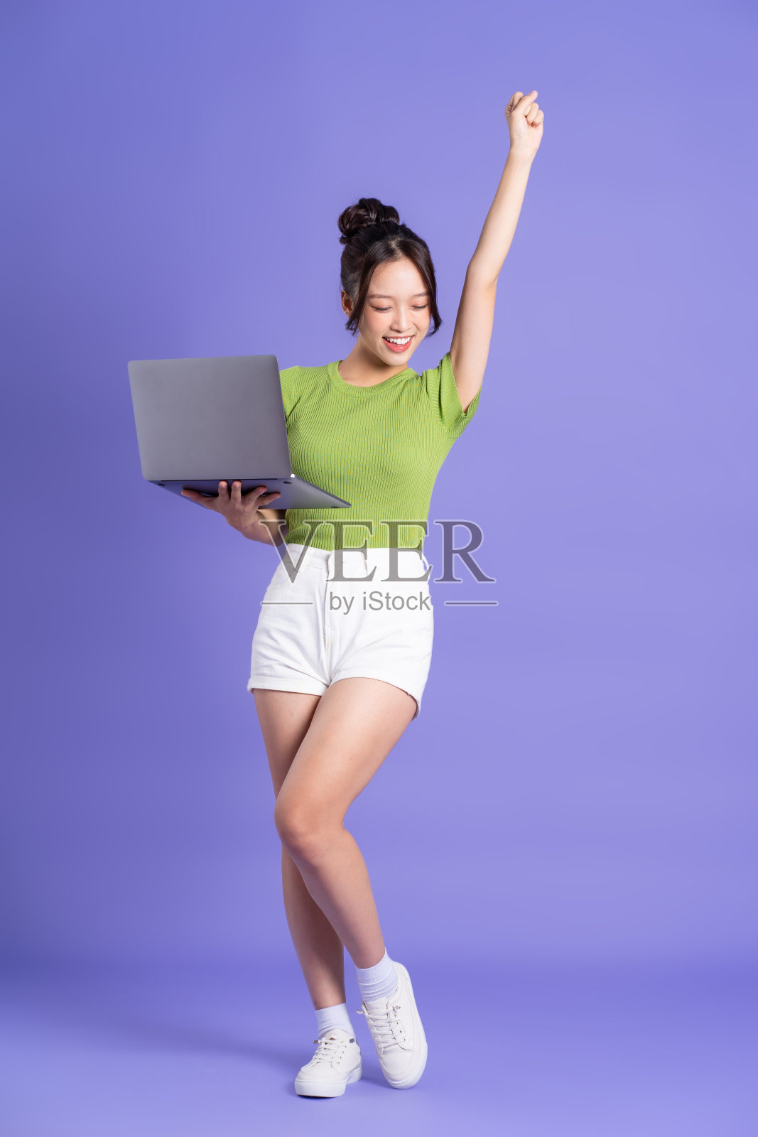 美丽的亚洲女孩在粉色背景上摆姿势的全身图像照片摄影图片