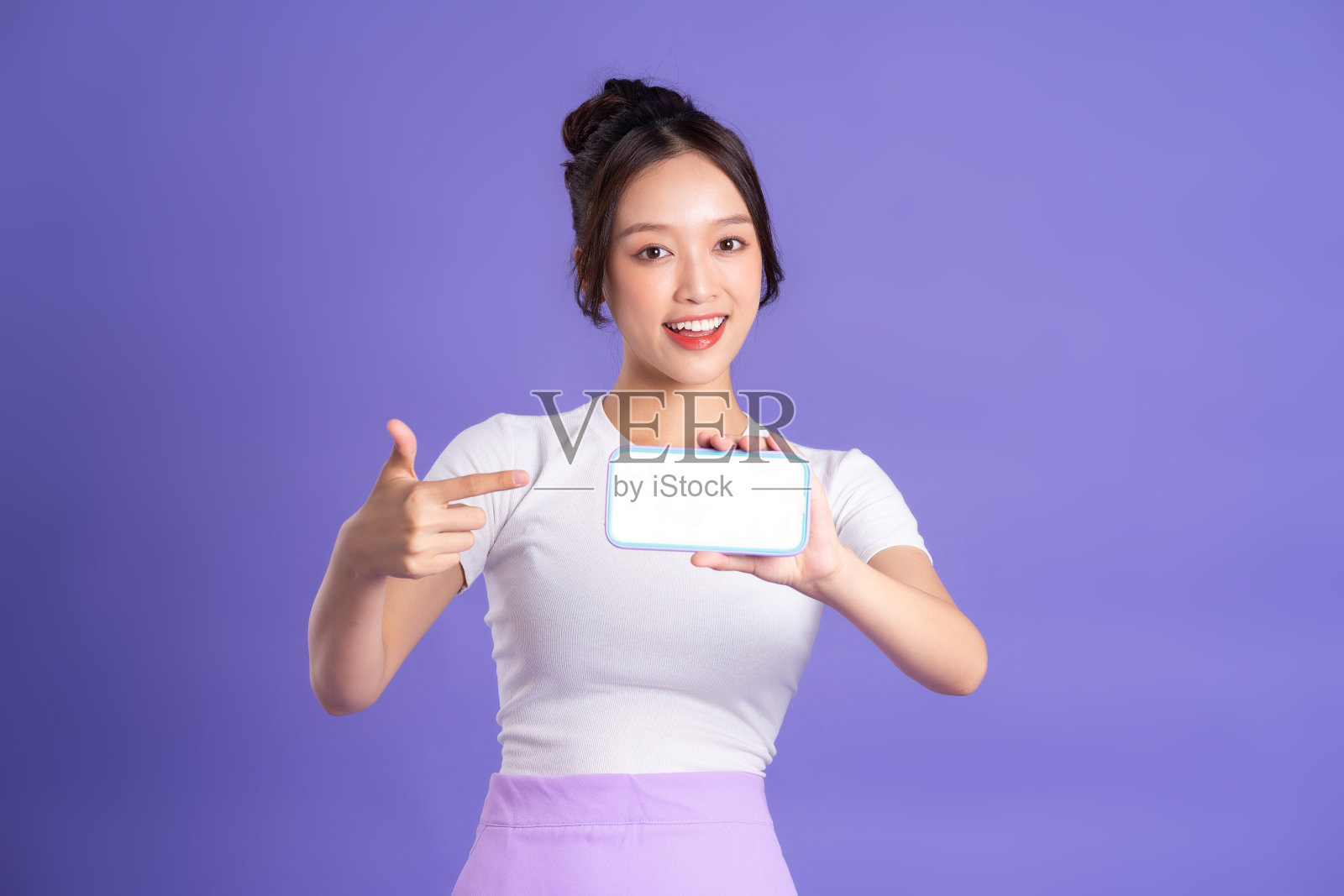 一个美丽的亚洲女人在紫色背景上摆姿势的肖像照片摄影图片