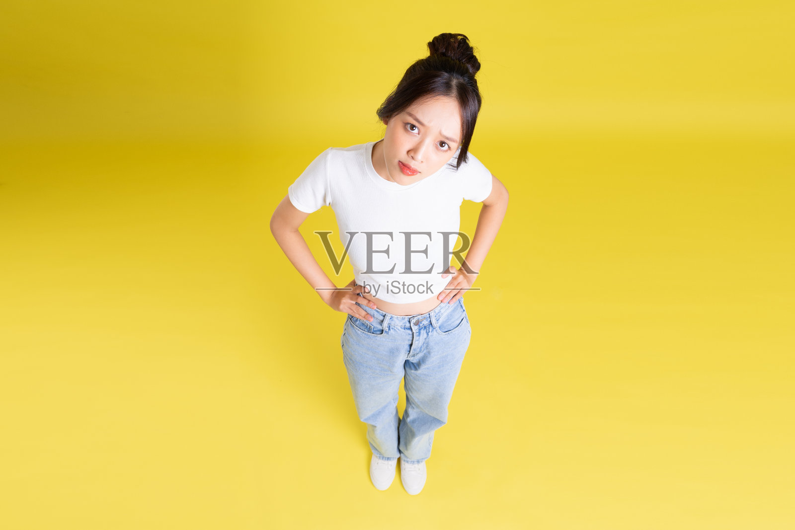 美丽的亚洲女孩俯视图的全身形象照片摄影图片