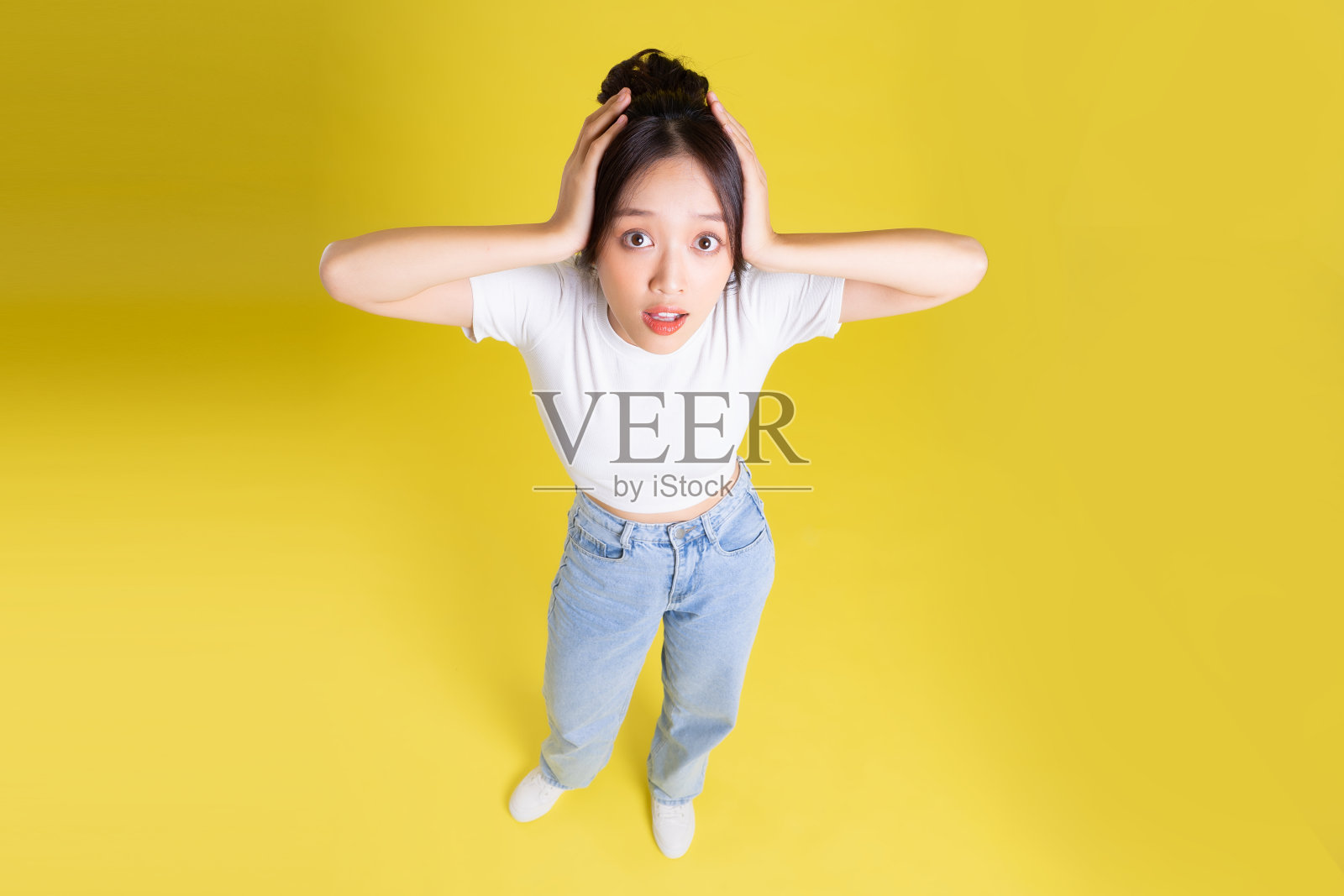 美丽的亚洲女孩俯视图的全身形象照片摄影图片