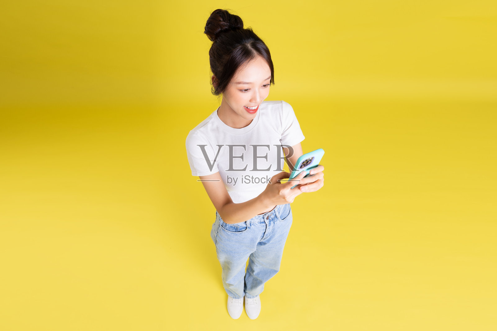 美丽的亚洲女孩俯视图的全身形象照片摄影图片