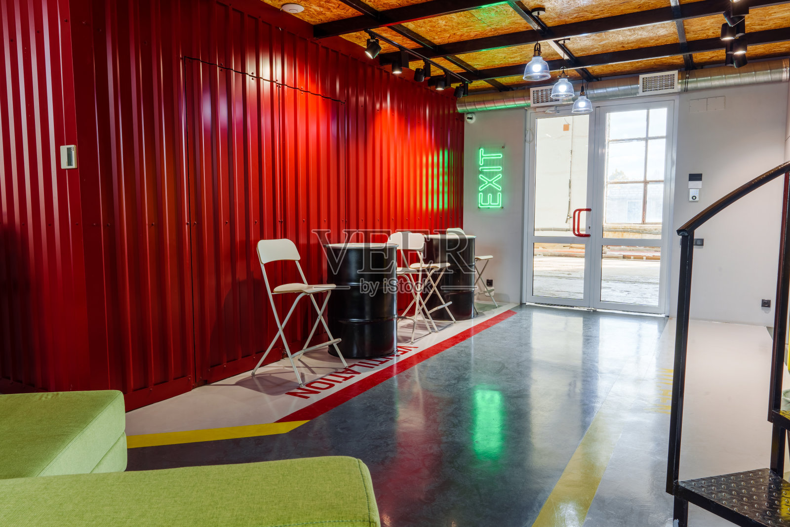 公共区域房间内部有桌子和酒吧凳。照片摄影图片