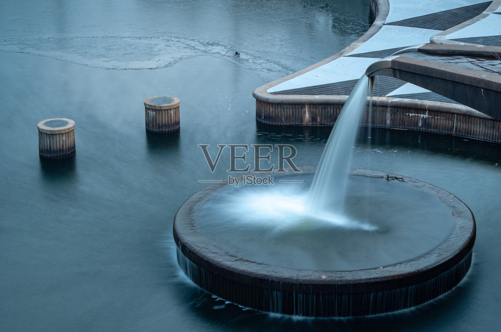 装饰水从大坝流出，在后蹄公园在伦内萨，堪萨斯州。照片摄影图片