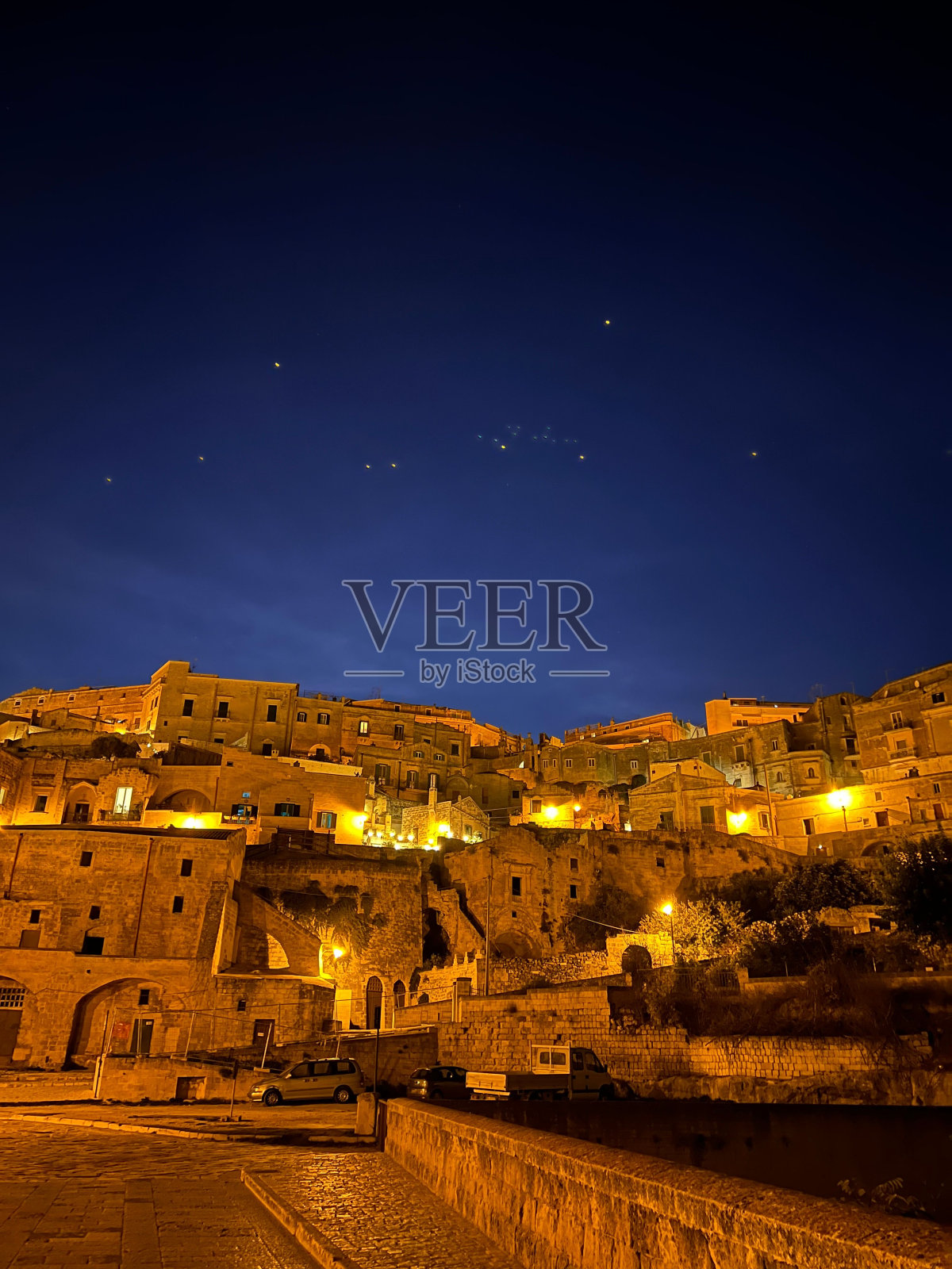 意大利夜晚星空下的萨西·迪·马泰拉洞窟的垂直景观照片摄影图片