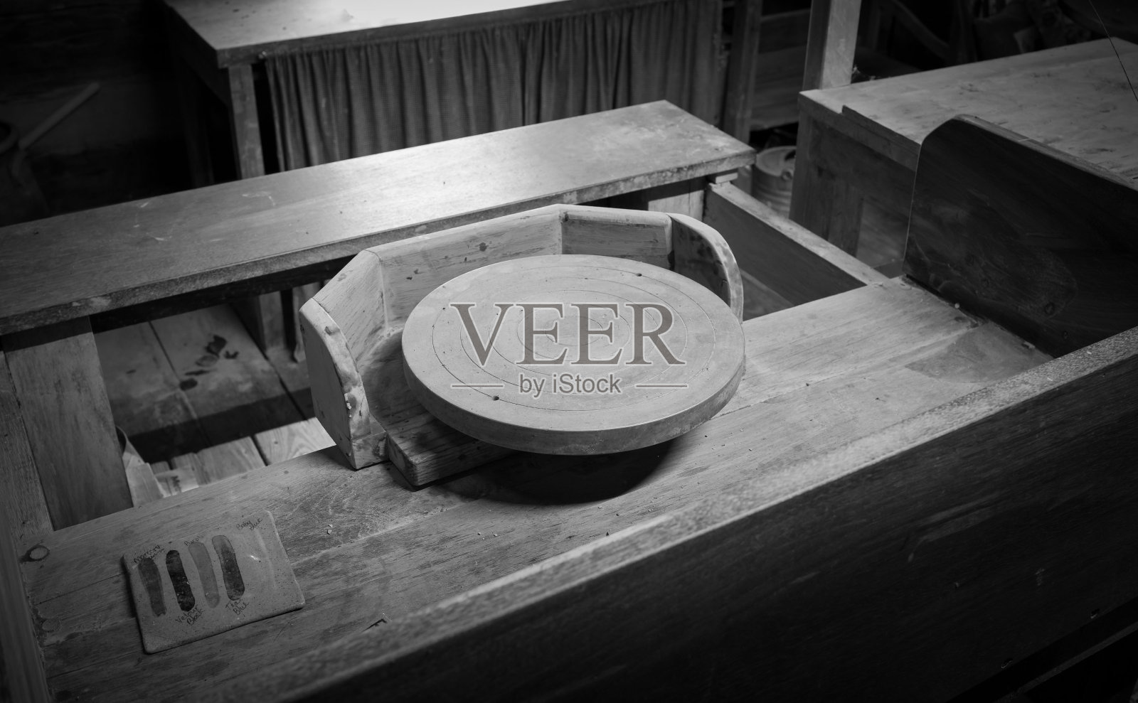 室内木质桌椅和桌子的高角度特写照片摄影图片