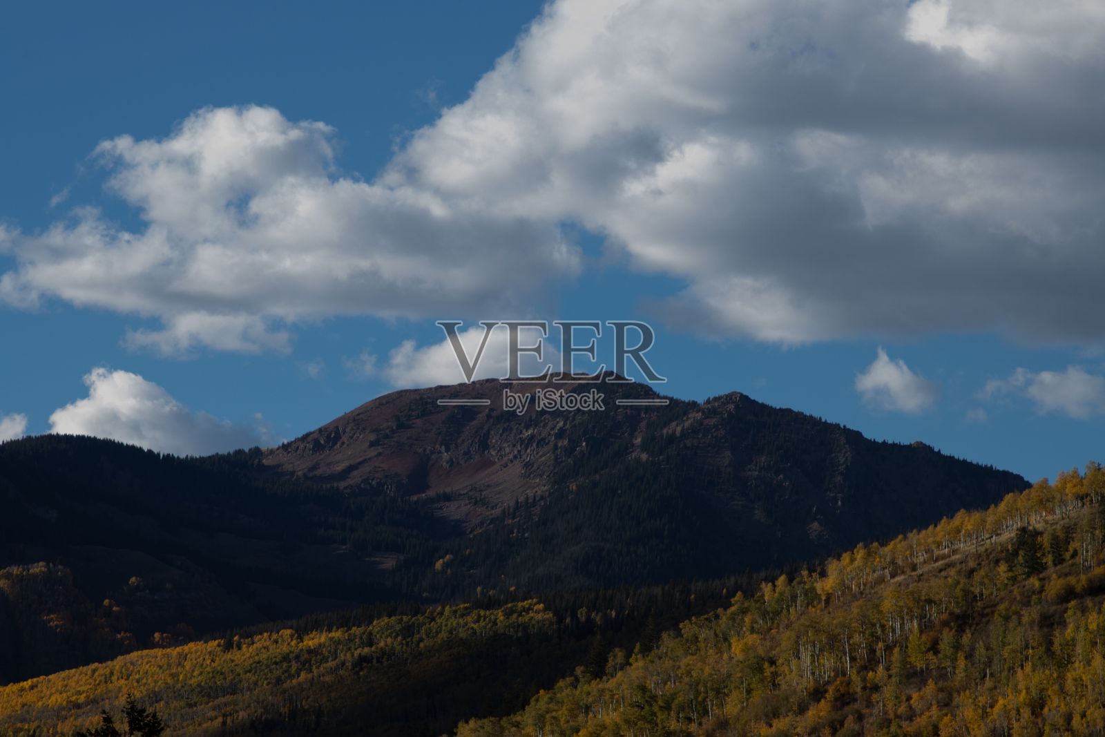 在韦尔，美丽的山景和多云的天空背景照片摄影图片