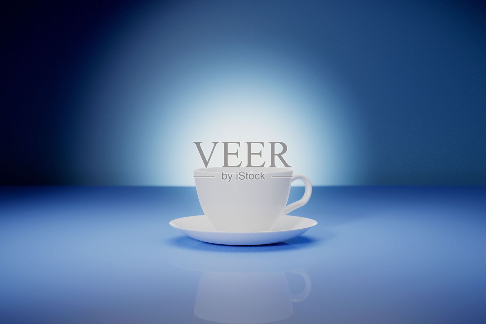 白色的杯子，蓝色的背景上有一个盘子照片摄影图片