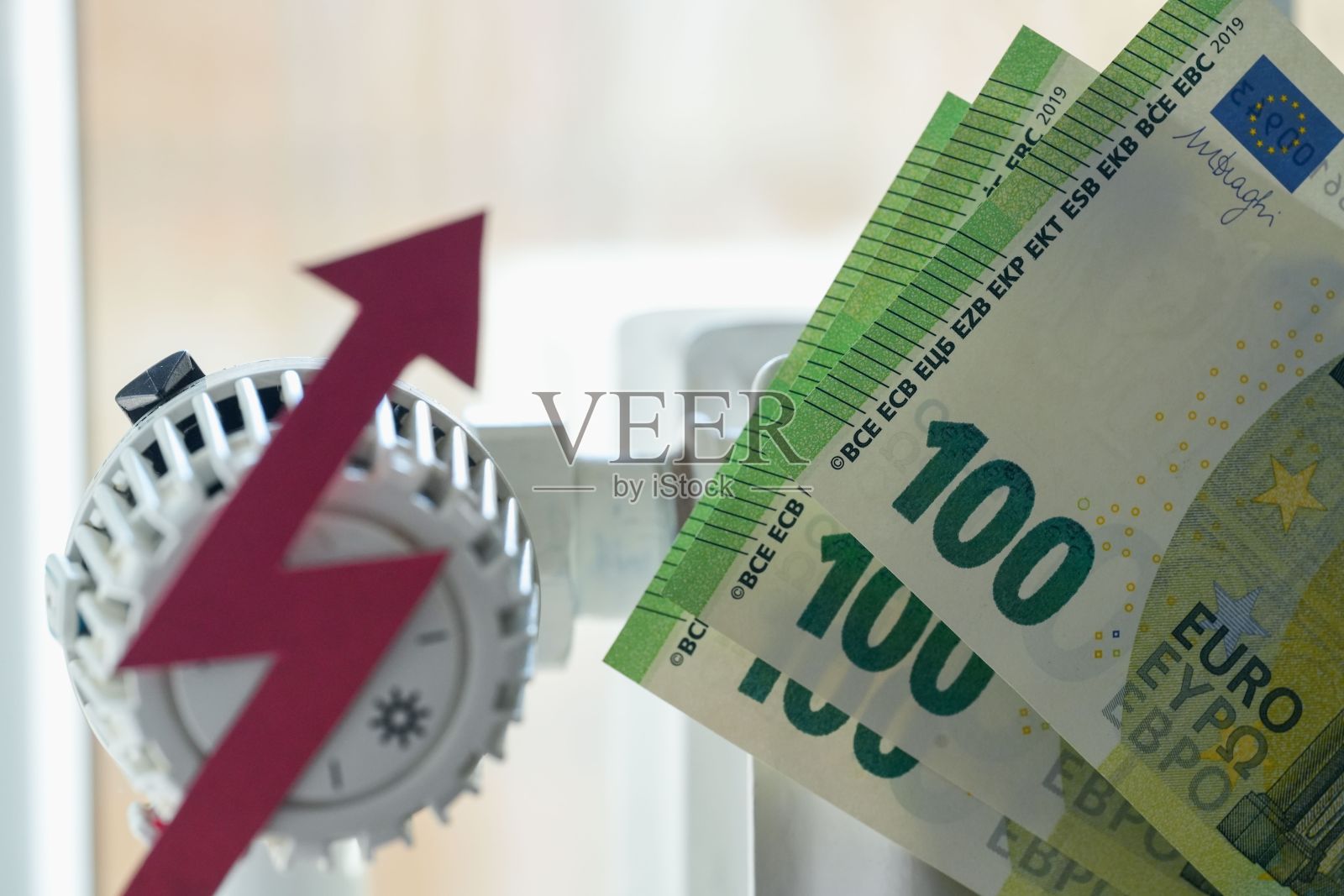 欧元货币和电费上涨的特写镜头照片摄影图片