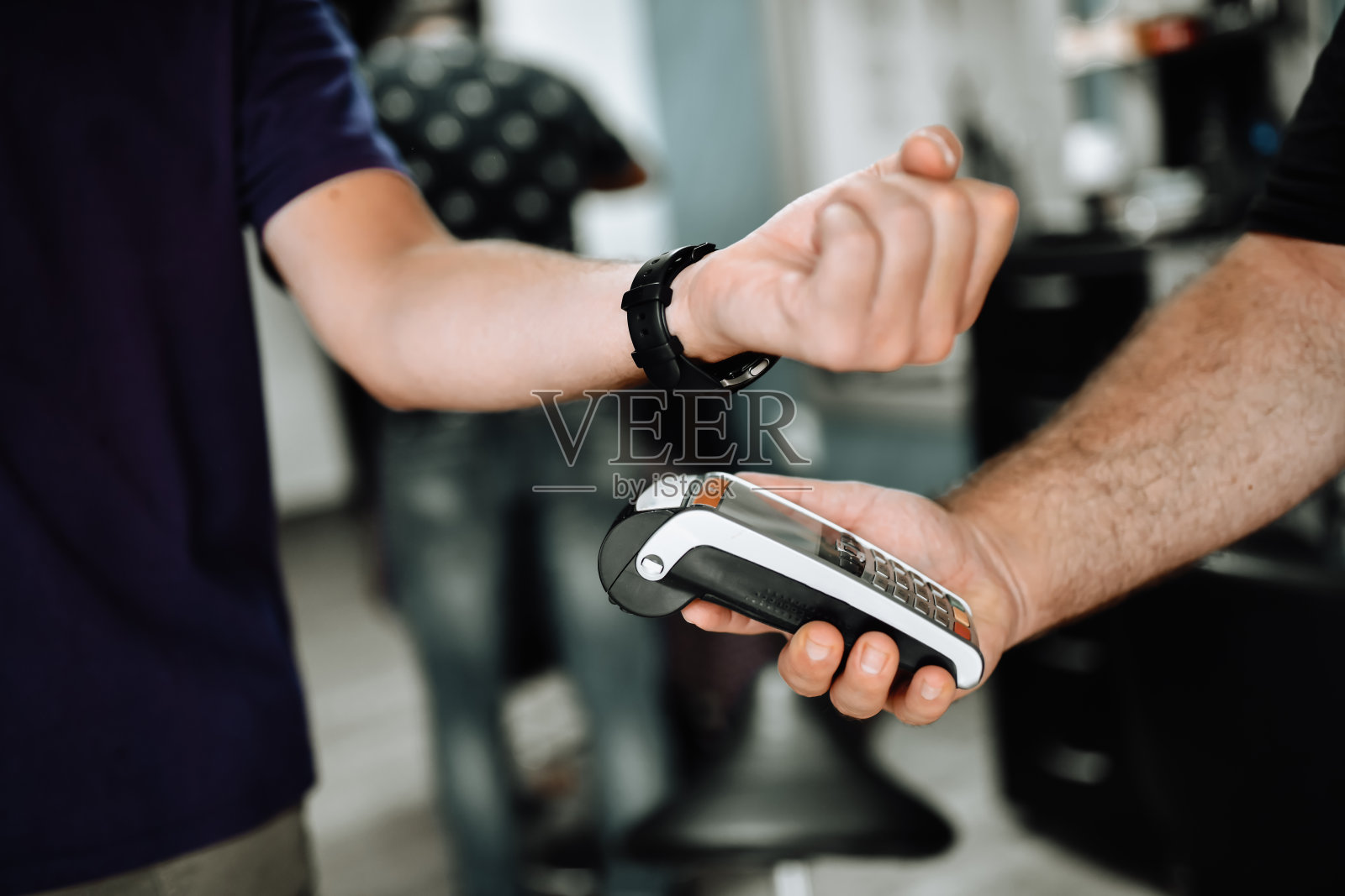 男性用智能手表理发照片摄影图片