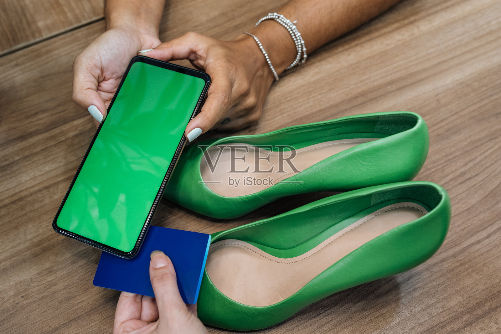 店主在智能手机上接受信用卡支付照片摄影图片