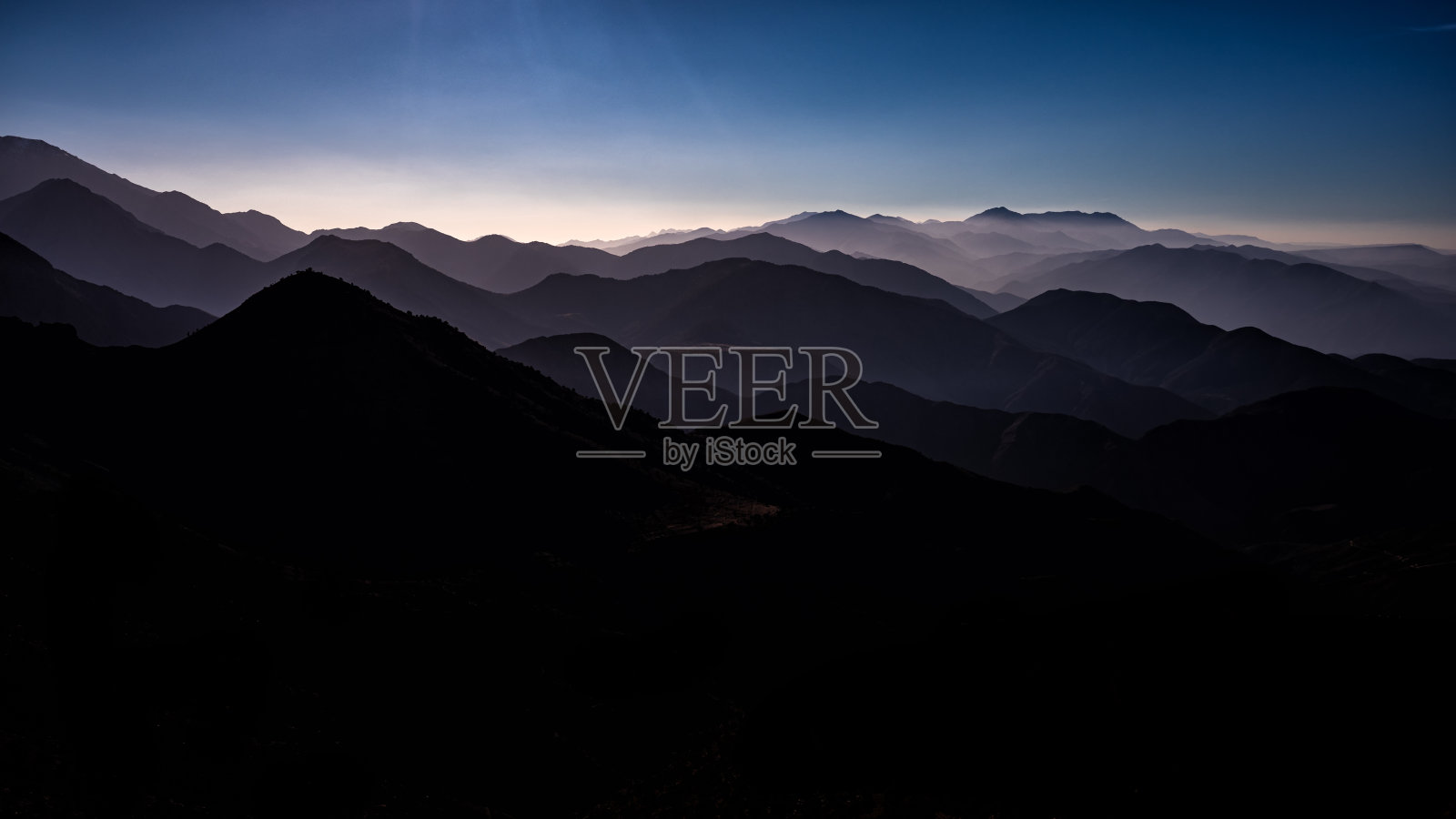 摩洛哥高阿特拉斯山脉的景观。埃尔杜兹山，杰贝尔·埃尔杜兹。照片摄影图片