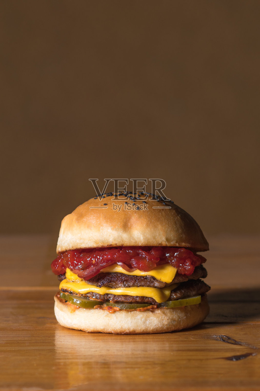 垂直拍摄的汉堡放在一个木头表面照片摄影图片