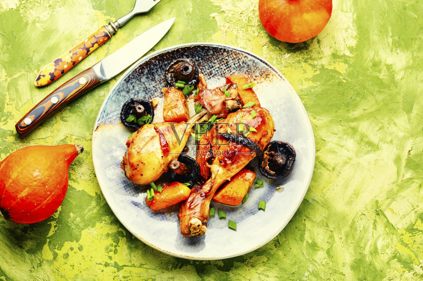 鸡腿配南瓜片。照片摄影图片