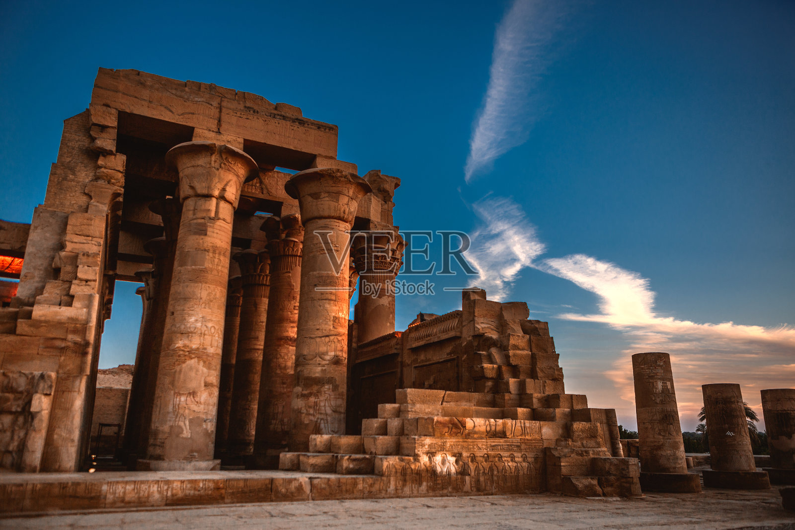 最小化Kom Ombo神庙在阿斯旺，埃及在蓝天下的垂直视图照片摄影图片