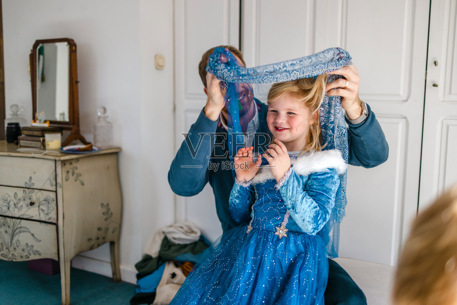 父亲在家里和女儿玩照片摄影图片