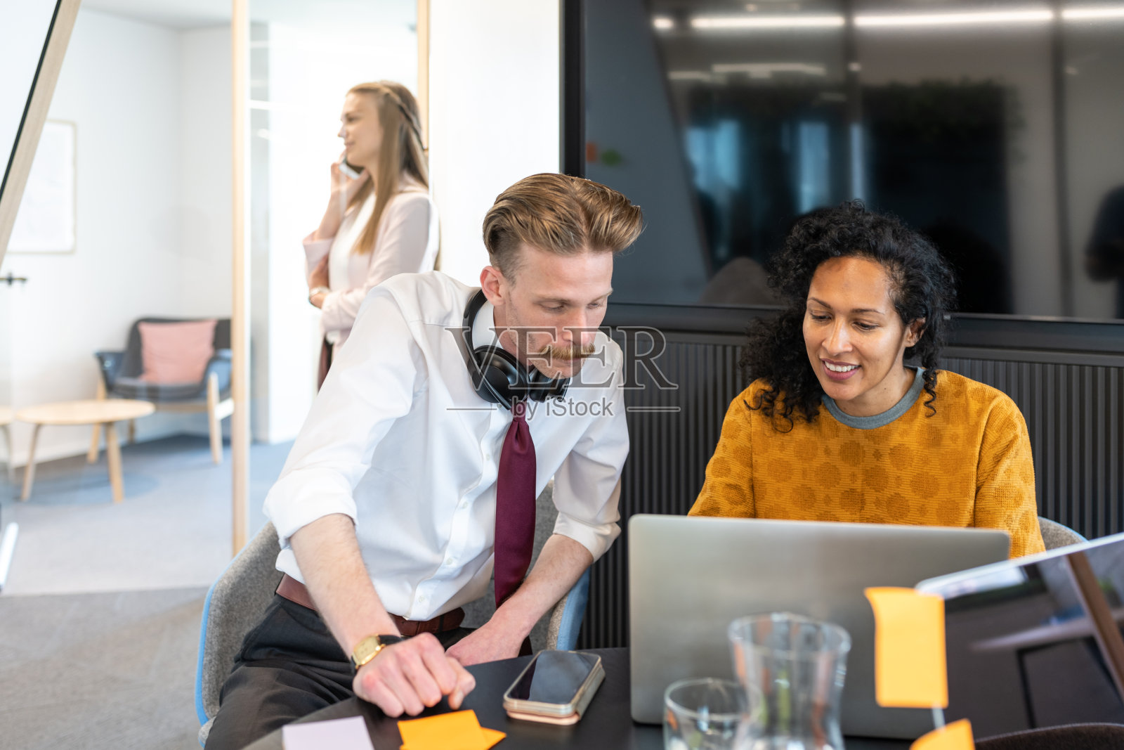 商务同事在办公室谈话。照片摄影图片