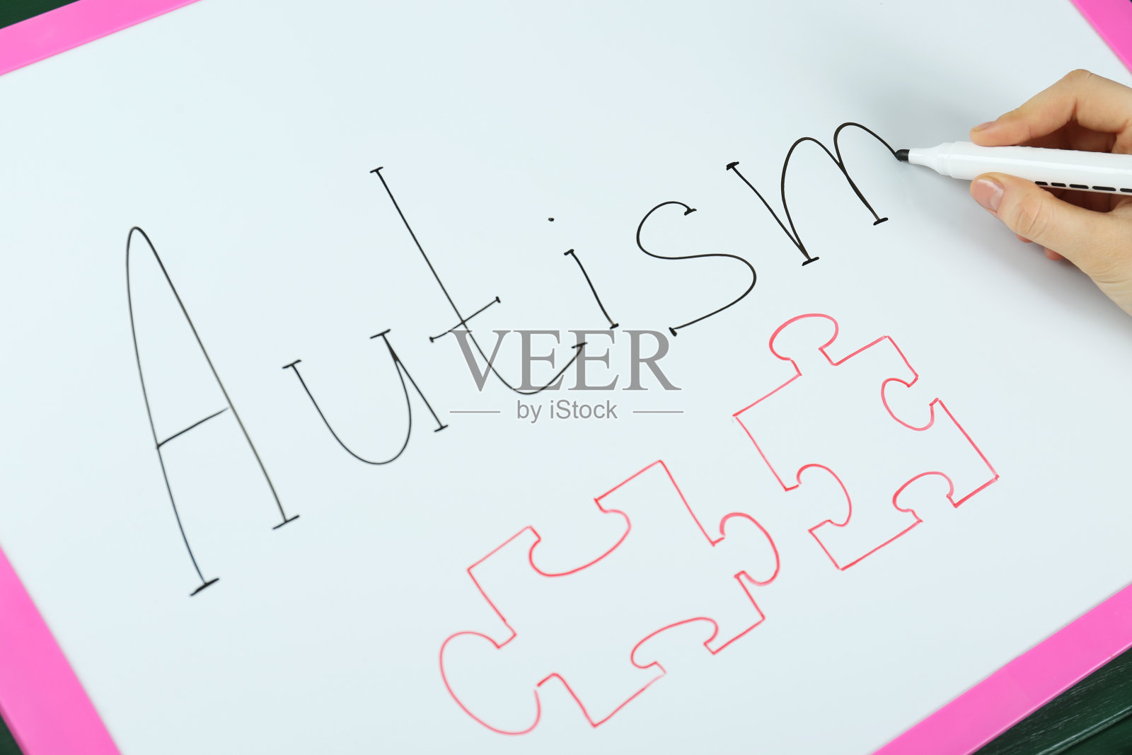 女人在白板上写“自闭症”特写照片摄影图片