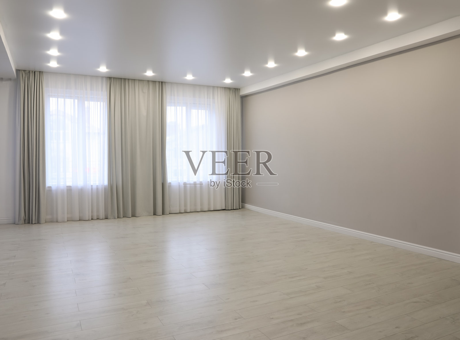 空房间，米色墙壁，大窗户，木地板照片摄影图片