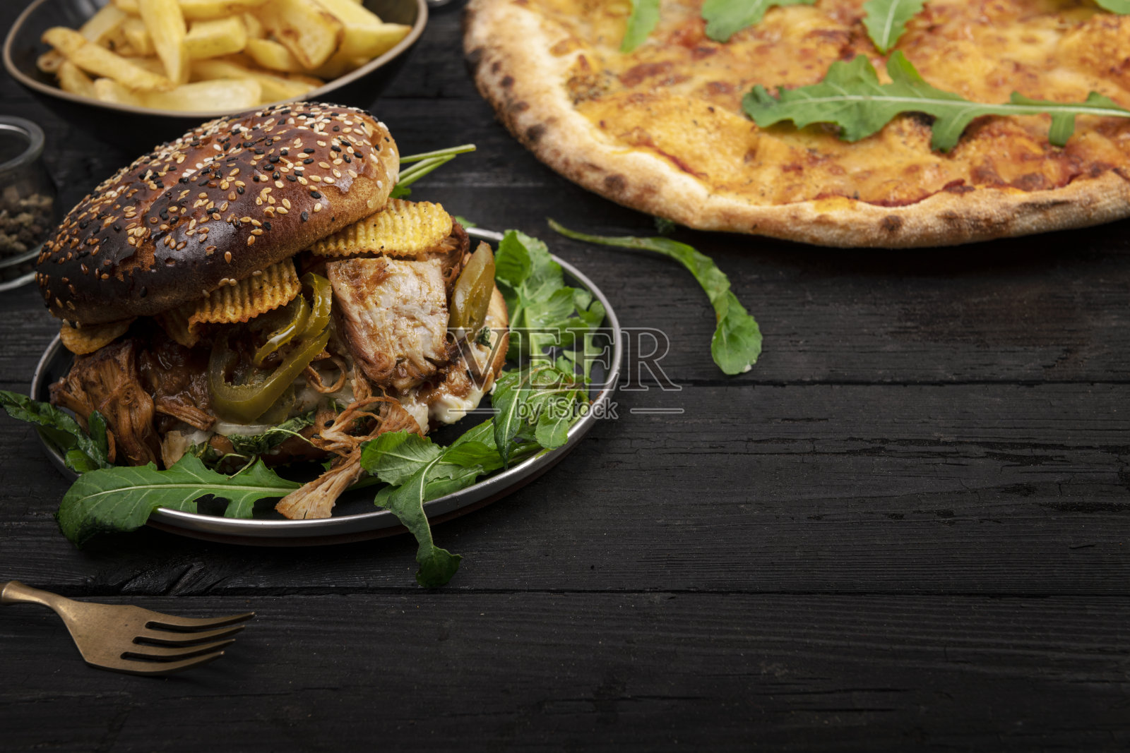 桌子上又快又大的三明治汉堡照片摄影图片