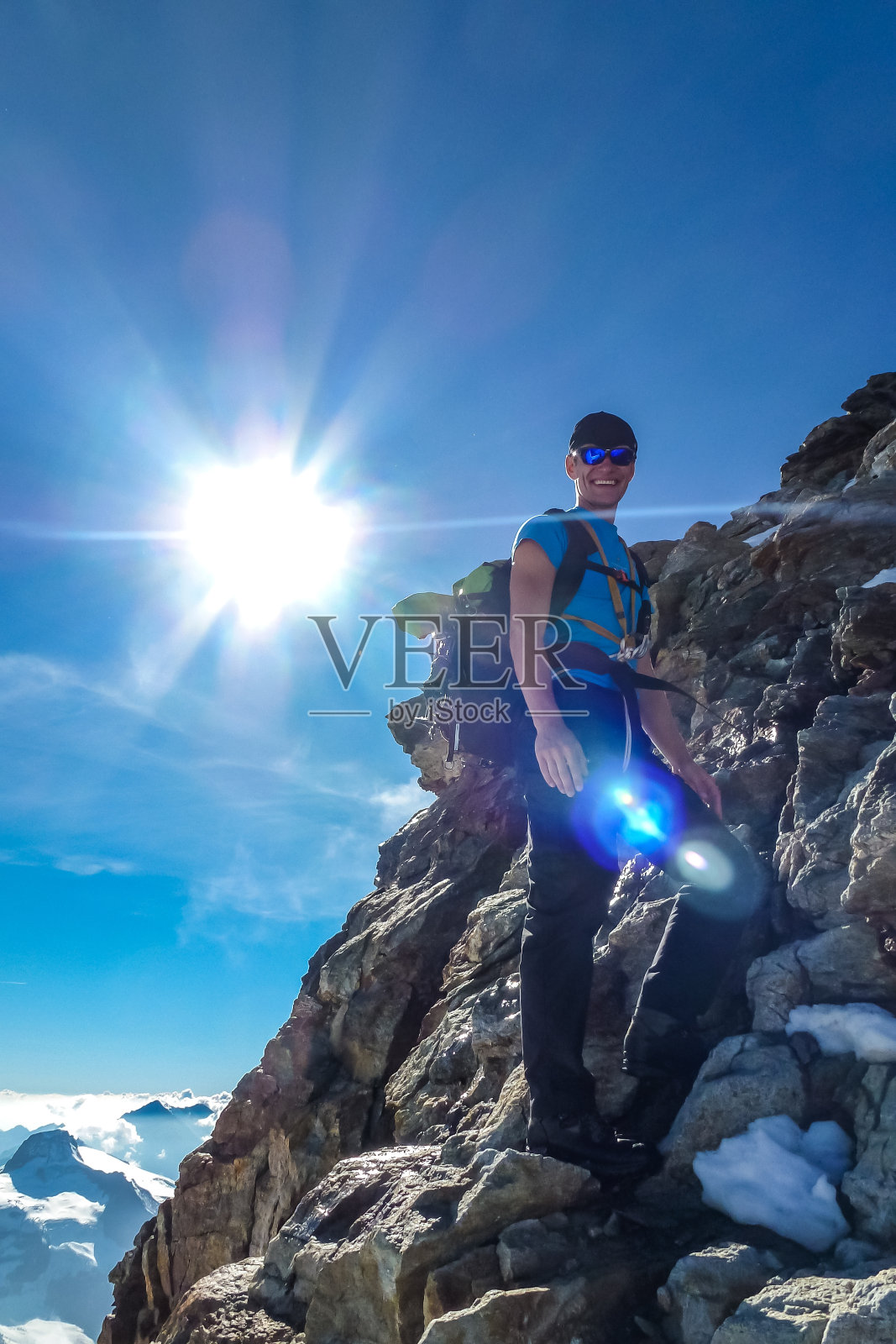 Mountaineer climbing on steep rocky terrain on Jungfrau. Jungfrau-Höhenweg, Bernese Alps, Switzerland, Europe.照片摄影图片