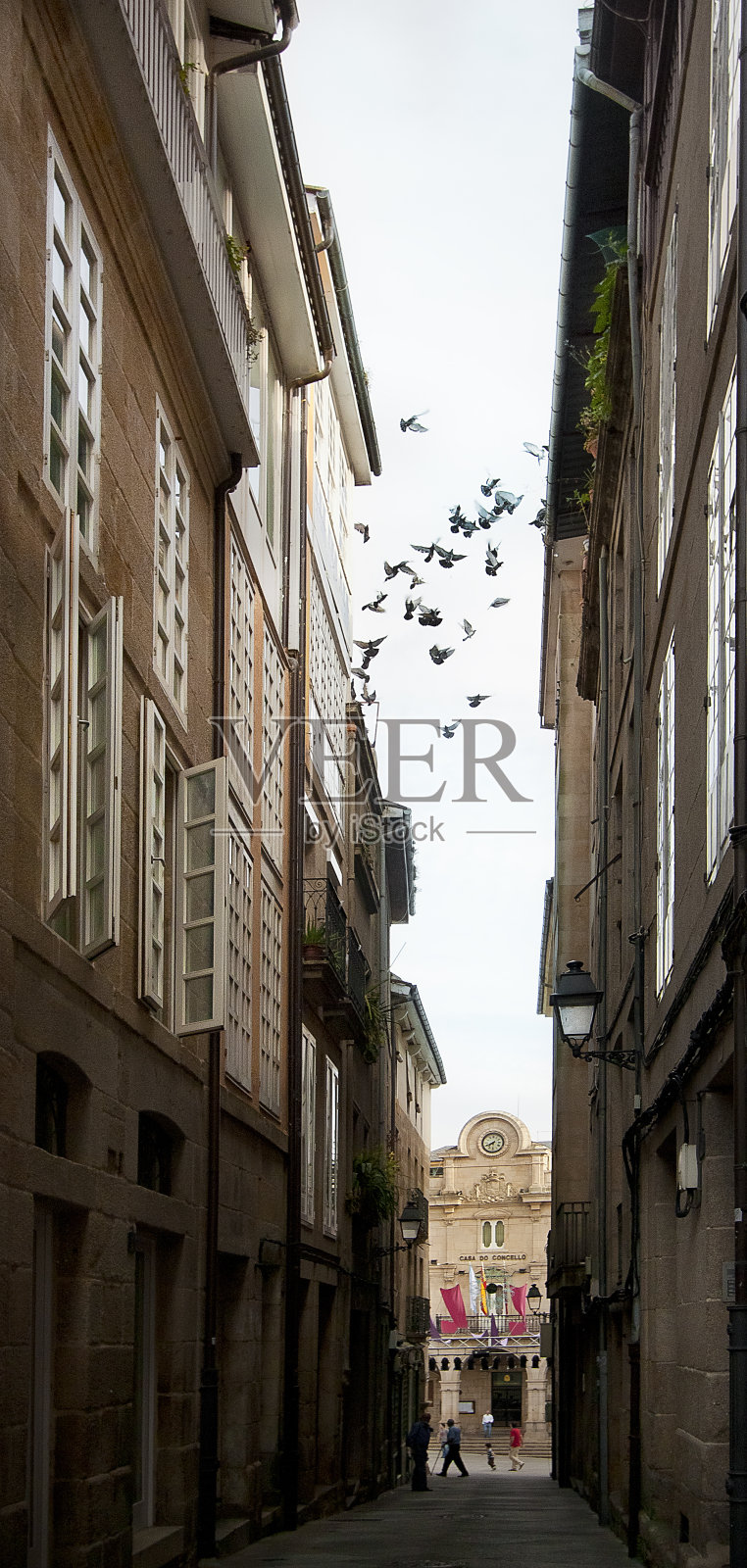 西班牙加利西亚奥伦斯市通往市政厅的狭窄街道。照片摄影图片