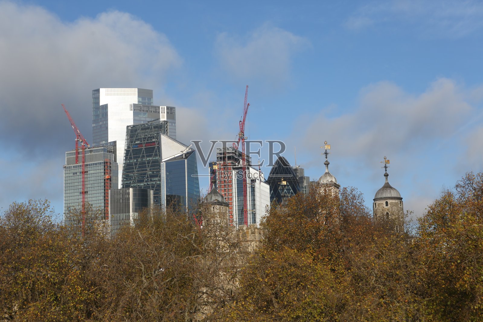 英国伦敦市泰晤士河畔的现代建筑照片摄影图片