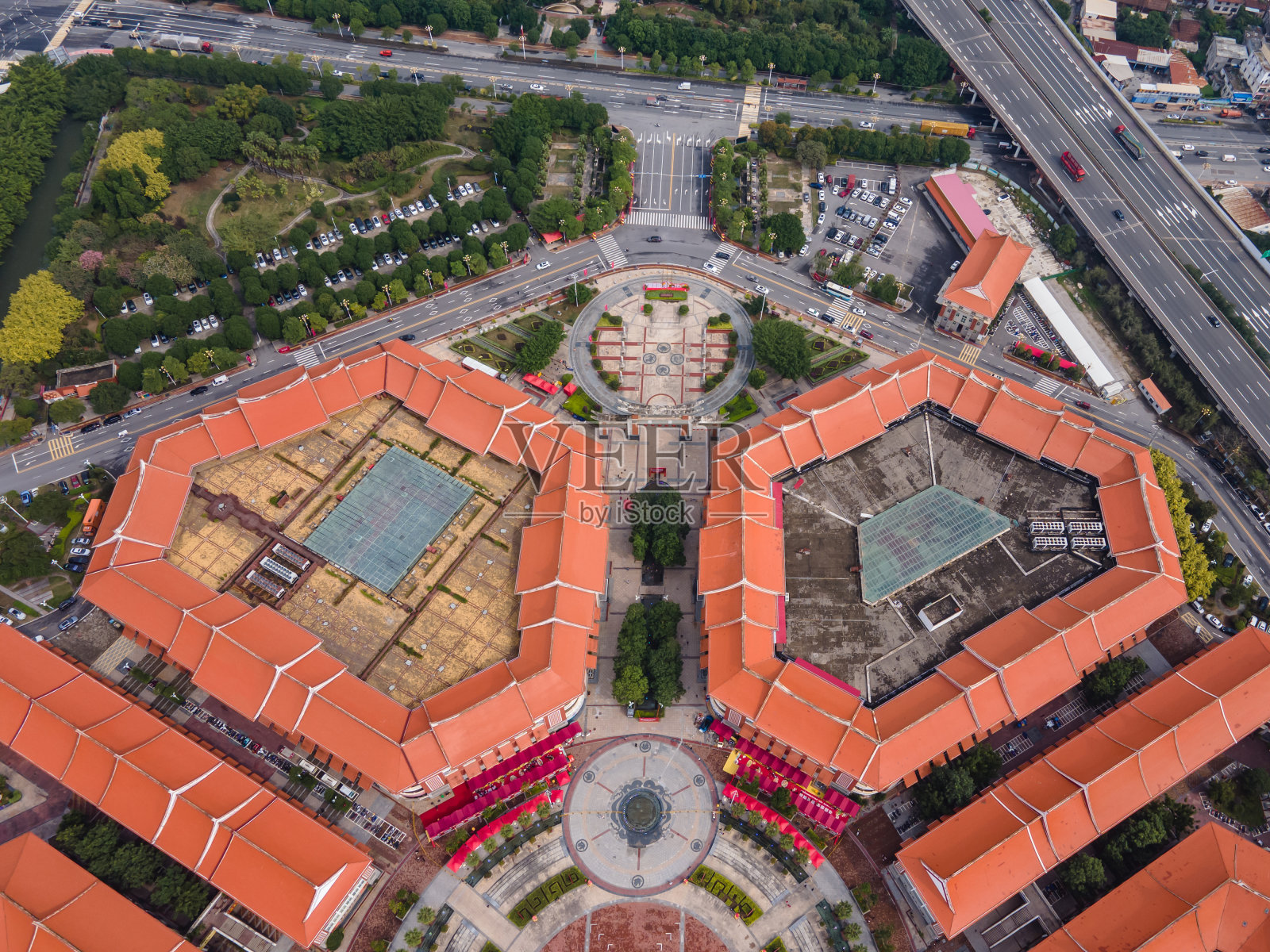 高速公路一侧的橙色几何复古建筑鸟瞰图照片摄影图片