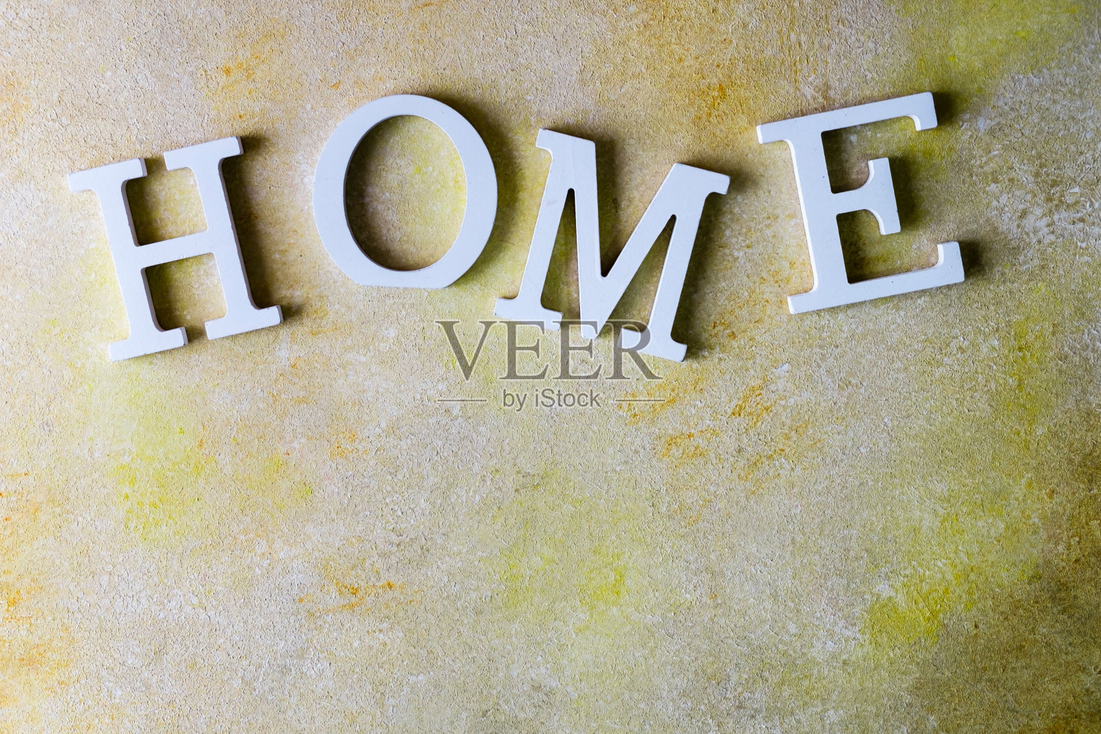 混凝土墙，挂着“家”字样照片摄影图片