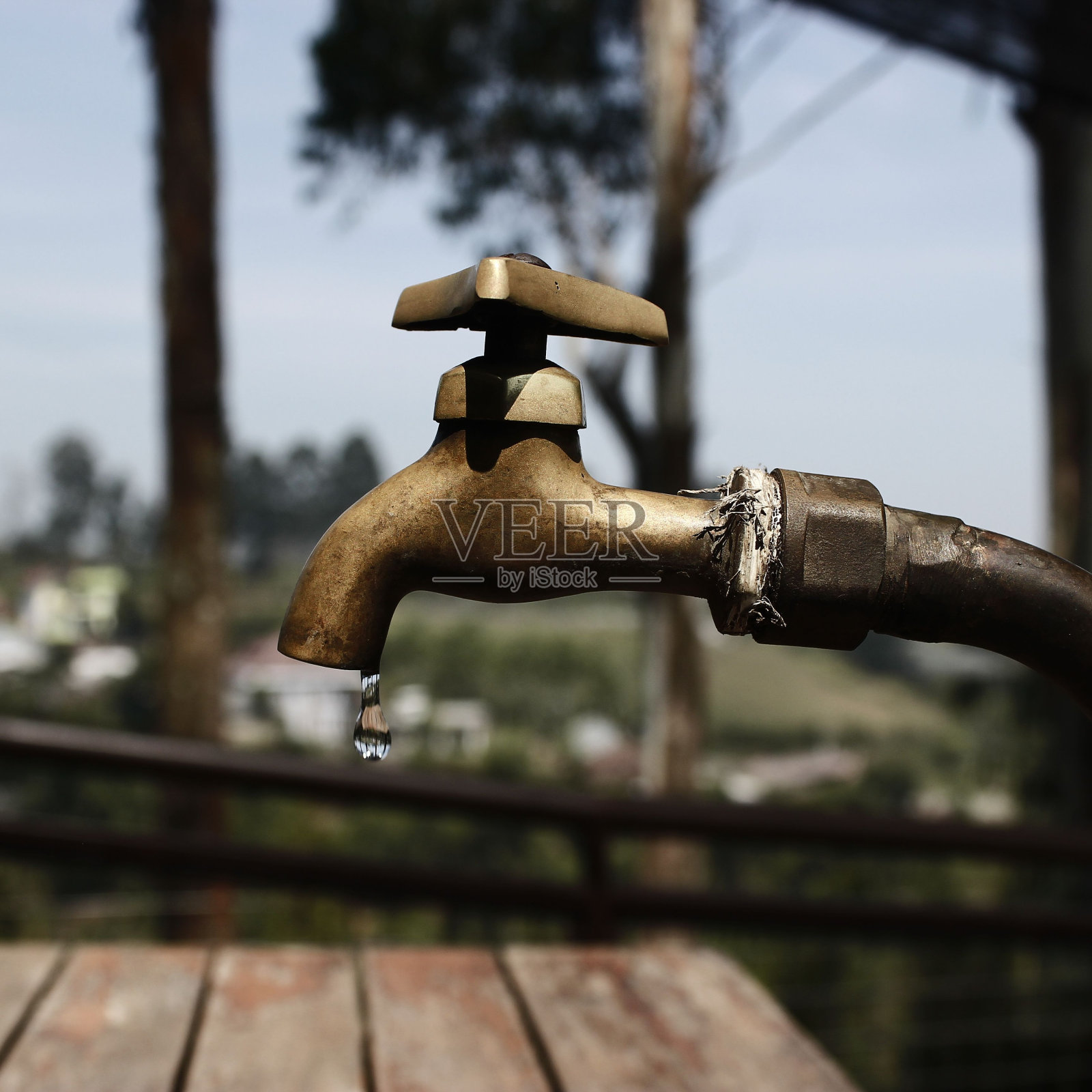 一个生锈的旧水龙头正在滴水的特写镜头照片摄影图片
