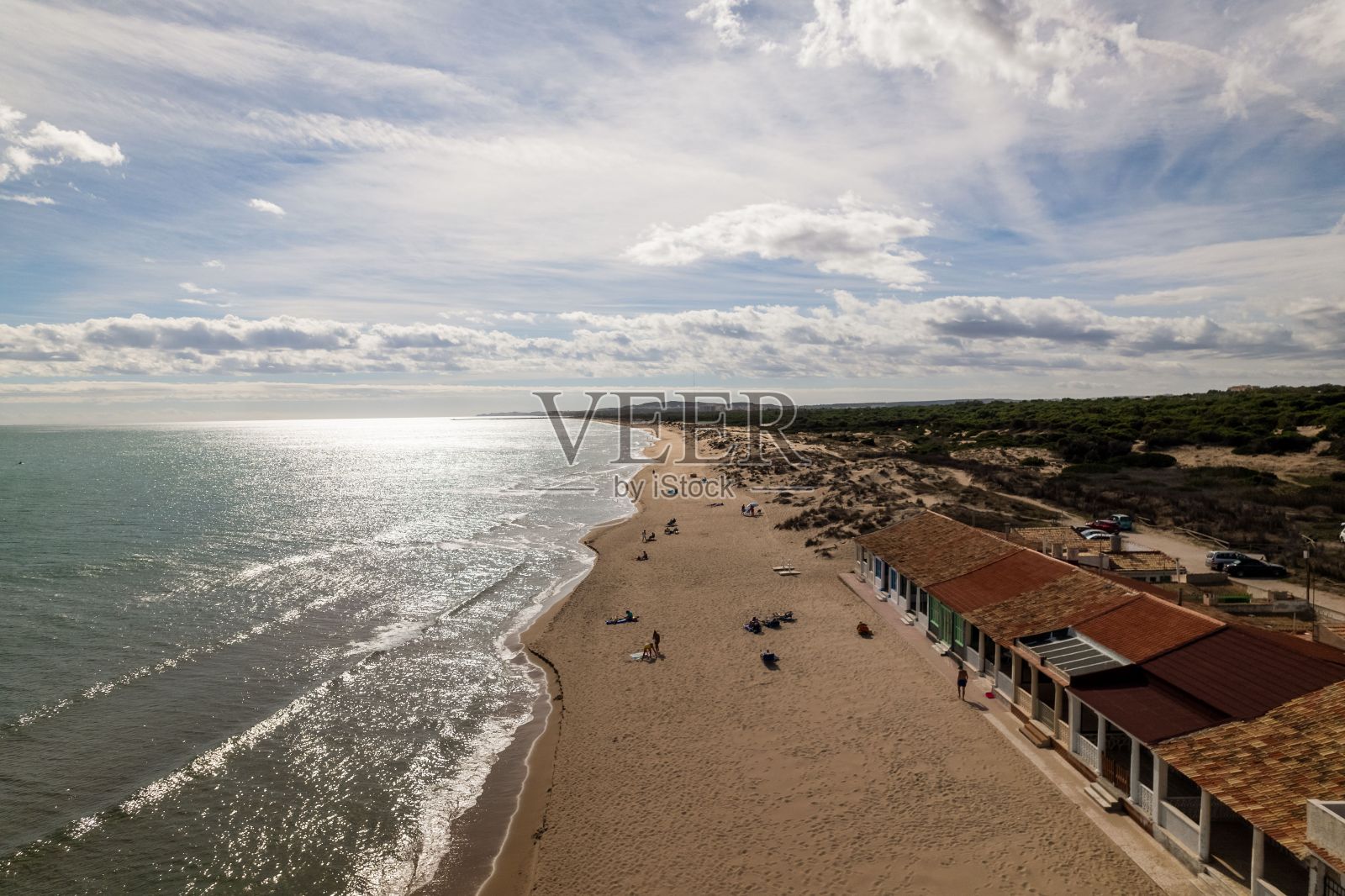 无人机拍摄的Calas del Aljub海滩与小屋在圣波拉，阿利坎特，西班牙照片摄影图片