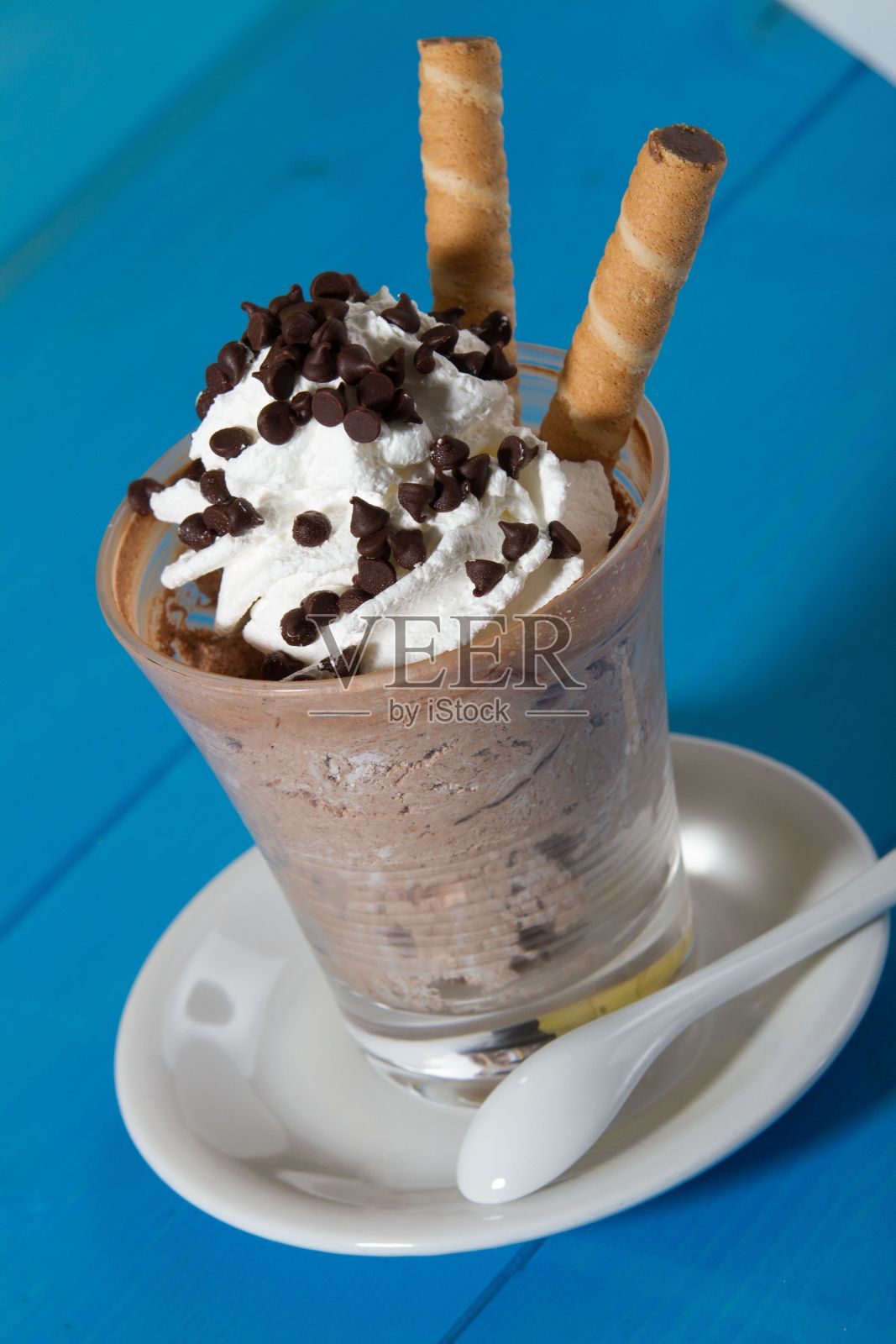 一杯美味的巧克力奶昔的垂直高角度视图照片摄影图片