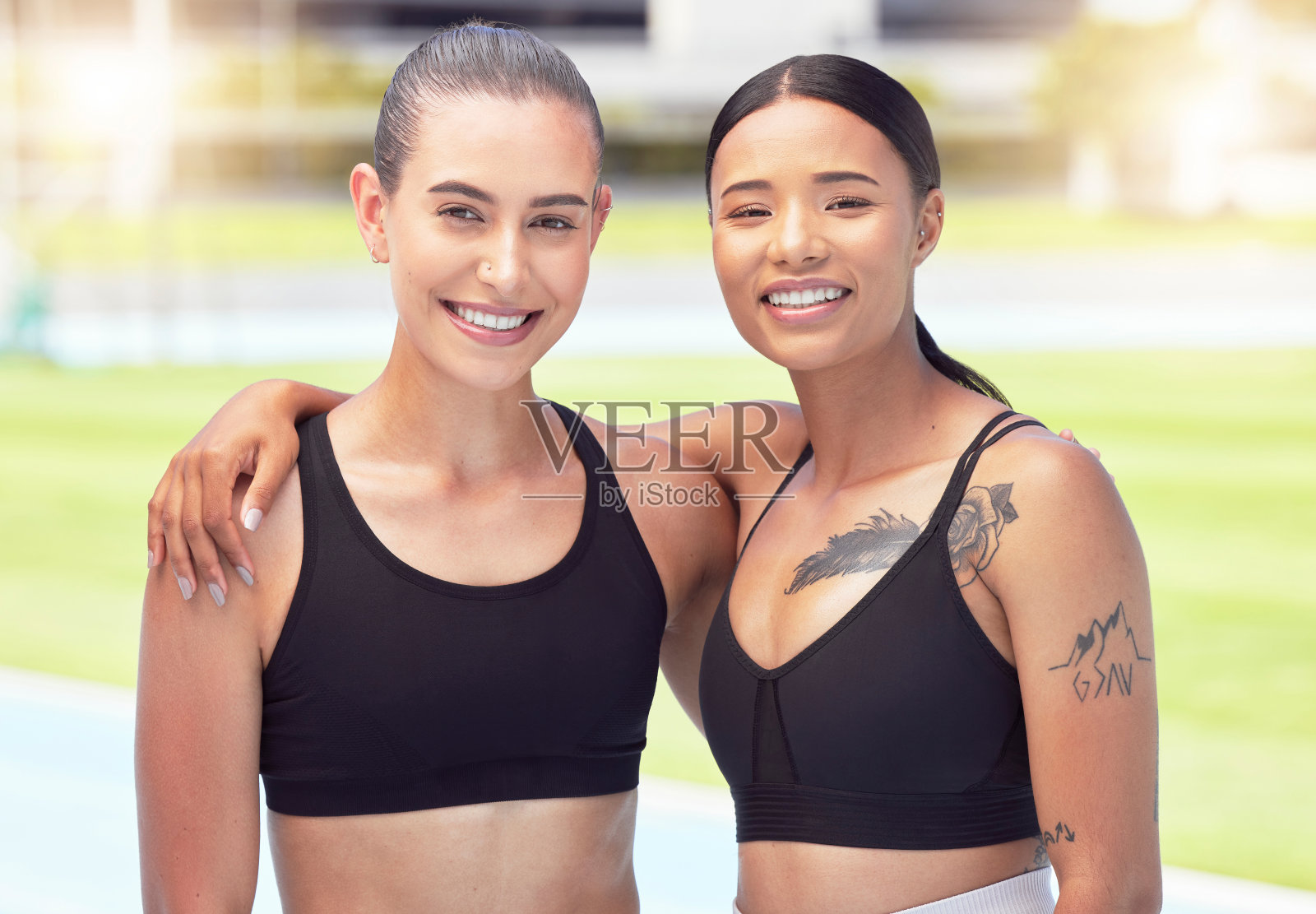 运动，健身和快乐的运动员在野外做户外有氧训练运动的肖像。拥有健康、锻炼和健康生活方式的女性朋友在户外跑道上锻炼。照片摄影图片