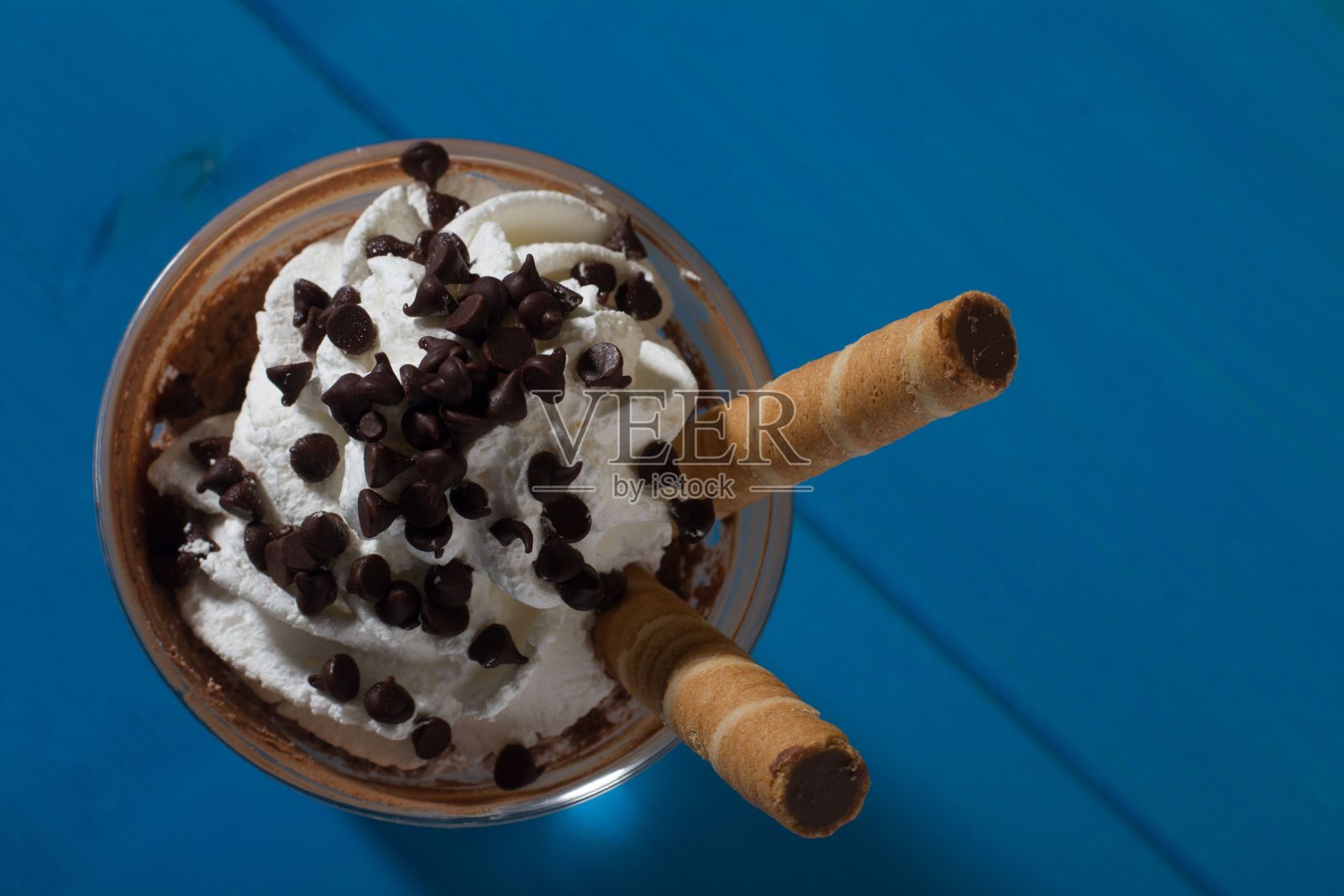 蓝色桌子上的圣代菜的俯视图和特写。照片摄影图片