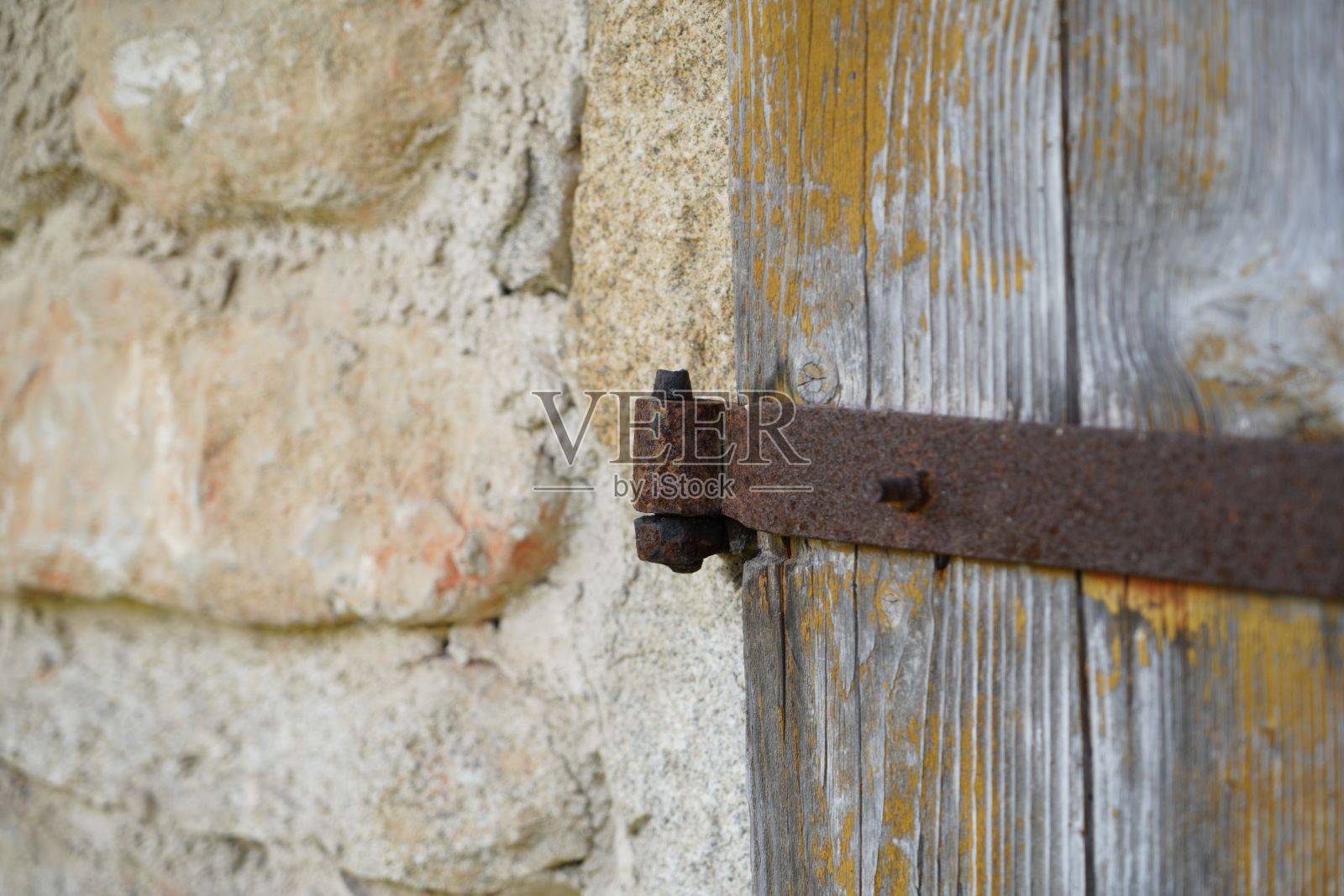一扇木门上生锈的铁细节的特写镜头照片摄影图片