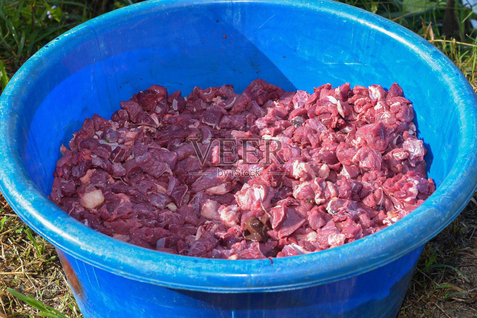 装在蓝色容器里的切好的牛肉照片摄影图片