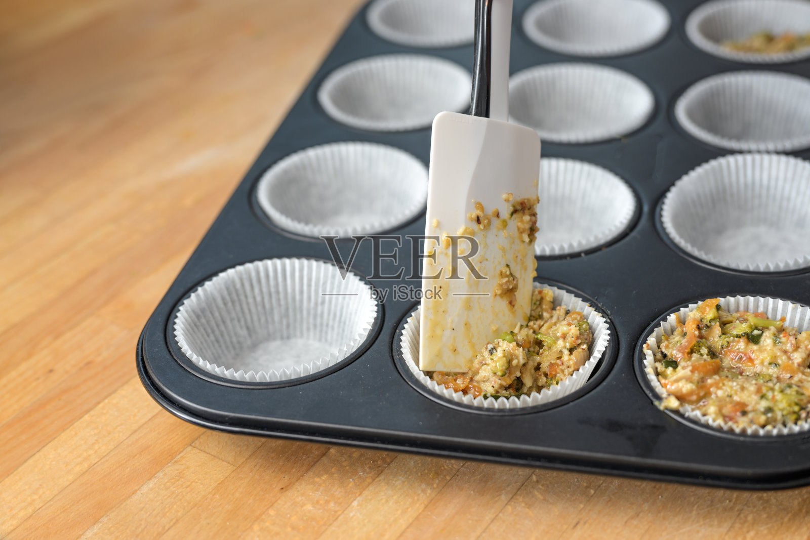 把蔬菜和鸡蛋的混合物放在松饼烤盘里，做美味的纸杯蛋糕，健康的素食低碳水化合物饮食，选择重点照片摄影图片