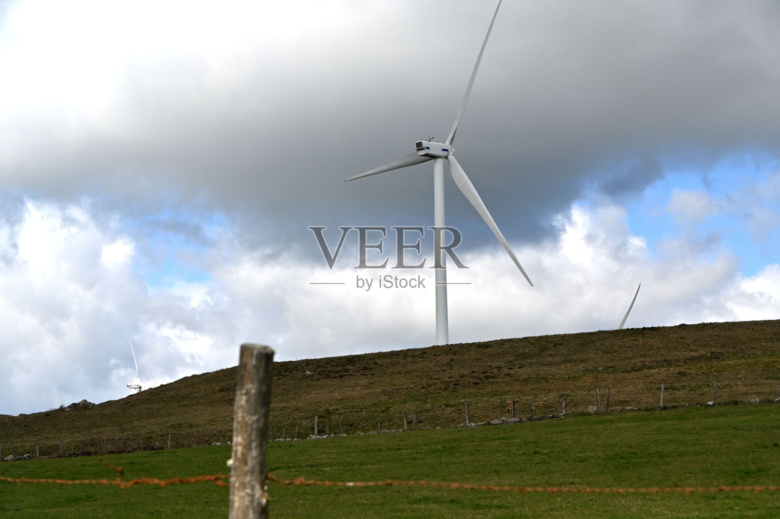 法国南部多云天空上的风力涡轮机照片摄影图片