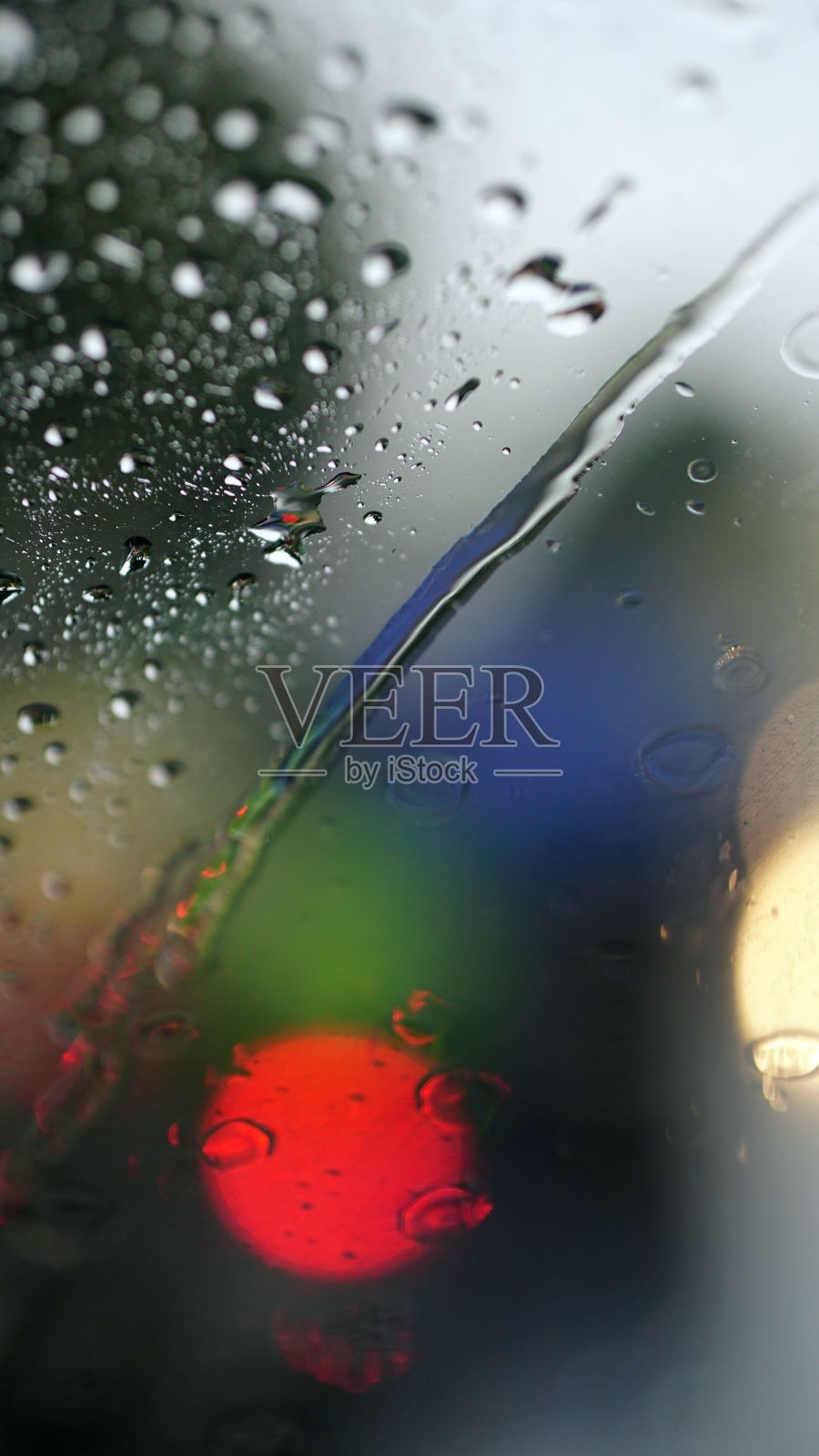 垂直拍摄雨滴落在汽车挡风玻璃上照片摄影图片