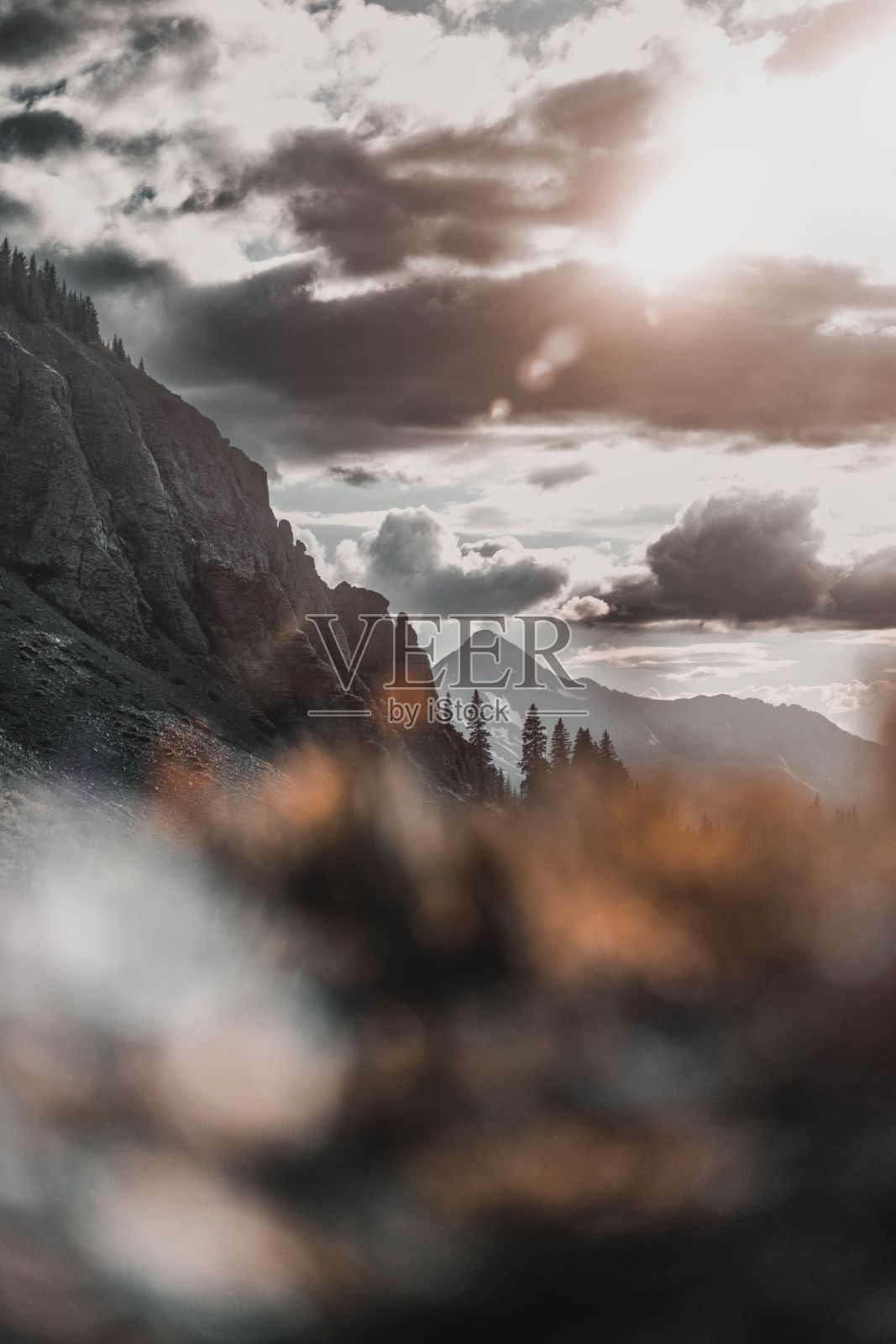 科罗拉多州多云天空下的山峰风景垂直拍摄照片摄影图片