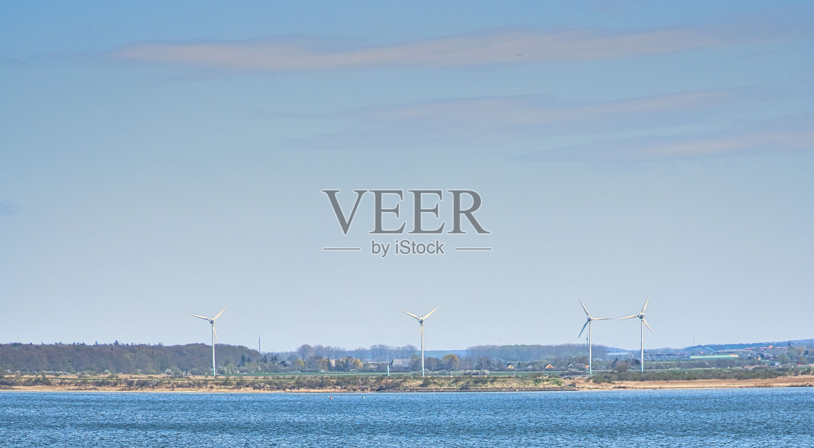 海岸上的海上风力涡轮机照片摄影图片